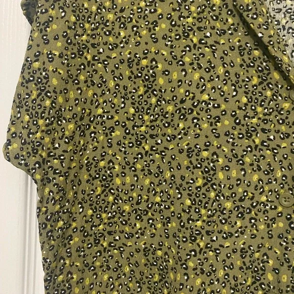 HP 5/17!! Calvin Klein Jeans Olive Leopard Print Tie Front Top - Picture 4 of 10